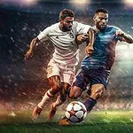 Yeşil çimenli bir futbol sahasında, iki futbolcu top için mücadele ediyor; biri beyaz, diğeri mavi-kırmızı forma giymiş
