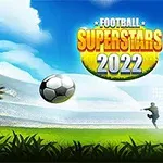 Yeşil çim saha üzerinde kaleye doğru uçan bir futbol topu arka planda bir oyuncu ile görülüyor