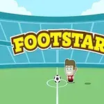 Yeşil bir futbol sahasında, Footstar yazısının altında duran kırmızı formalı çizgi karakter ve top