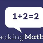 Koyu mavi arka plan üzerinde, konuşma balonunda 1+2=2 matematik ifadesi ve altında beyaz renkte Freaking Math yazısı