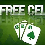 Yeşil arka planda büyük harflerle FREE CELL yazısı ve ön planda üç iskambil kartı