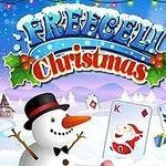Karlı bir zeminde şapkalı bir kardan adam, oyun kartları ve çam ağaçlarıyla süslenmiş bir Noel teması