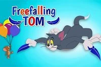 Geronimo! Tom yüksekten yere düşüyor.
