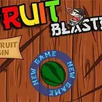 Ahşap arka plan üzerinde Fruit Blaster yazısı, çizgi karakter ve dilimlenmiş karpuz ile Slice Fruit to Begin ifadesi