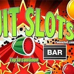 Yeşil büyük harflerle Fruit Slots yazısı, kırmızı yıldızlar ve meyve sembolleri arka planında