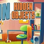 Renkli bir oda yerleşiminde masa, sandalye, bilgisayar ve çeşitli ev eşyaları; üstte Fun Hidden Objects yazısı
