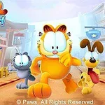 Garfield, gri bir kedi ve sarı bir köpek, renkli bir kasaba ortamında koşuyor