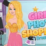 Sarı saçlı çizgi karakter, altın rengi parıltılı üst ve pembe etek ile stüdyoda dururken, büyük renkli harflerle Girls Photo Shopping Dress Up yazısı yer almakta