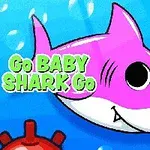 Pembe bir köpek balığı, mavi bir arka plan üzerinde yüzerken yanında kırmızı mayınlar ve Go BABY SHARK Go yazısı bulunuyor
