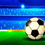 Yeşil çim zeminde büyük bir futbol topu ve fileli kale önünde küçük bir futbol topu, arka planda mavi ışıklandırmalı stadyum