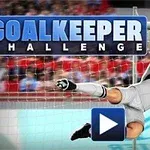Kaleci gri forma giyen bir futbol topunu havada yakalarken, arka planda seyirciler ve kalenin üst kısmı görülüyor