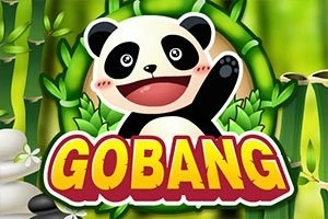 Sevimli bir panda bambu ormanında, büyük neşeli bir ifadeyle izleyiciye el sallıyor; önünde büyük harflerle GOBANG yazısı bulunuyor