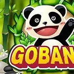 Sevimli bir panda bambu ormanında, büyük neşeli bir ifadeyle izleyiciye el sallıyor; önünde büyük harflerle GOBANG yazısı bulunuyor