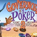 Kovboy şapkalı sakallı bir adam, elinde poker kartları tutarken çölde duruyor ve çevresinde poker fişleri var