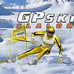 Sarı kıyafetli bir kayakçı, karla kaplı dağda kapılar arasında slalom yaparken hareket halinde