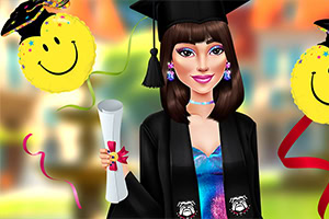 Kep ve cübbe giymiş, elinde diploma tutan genç bir kadın, arka planda gülen yüz balonlarıyla