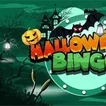 Karanlık bir ormanda, balkabağı ve yarasalarla süslenmiş Halloween Bingo yazısı ön planda