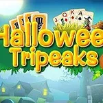 Yeşil ve turuncu renk tonlarında Halloween Tripeaks yazısı, arka planda korkuluklar, balkabağı ve oyun kartlarıyla çevrili