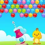 Gökyüzünde renkli baloncuklar ve zeminde bir top atıcı tüp ile sarı bir civciv