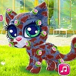 Büyük gözleri ve çiçeklerle kaplı kürkü olan sevimli bir kedi bahçede duruyor