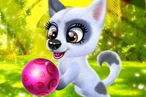 Büyük gözlü ve sevimli bir köpek, ormanda pembe bir top tutuyor
