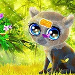 Büyük gözlü sevimli bir lemur, rengarenk bir orman arka planında oturuyor ve alnında bir yara bandı bulunuyor