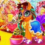 Renkli ve süslü bir pony, arka planda çiçeklerle çevrili bir bahçede, önünde bir kase elma ile duruyor