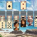 Sahilde kart desteleri ve kartlarda dijital karakterlerin olduğu bir oyun ekranı