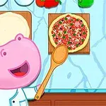 Pembe şapkalı bir hipopotam, mutfakta tahta kaşıkla önünde bir pizza tabanı ve yapılmış bir pizza ile poz veriyor