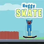 Mavi renkli, sevimli ve dişleri görünümlü bir karakter, kaykay üzerinde bir şehir manzarasında duruyor; üzerinde Huggy Skate yazılı
