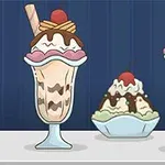 Üç farklı dondurma sundae, çikolata sosu, kiraz, krem şanti ve pipetlerle süslenmiş olarak beyaz bir zeminde sergileniyor