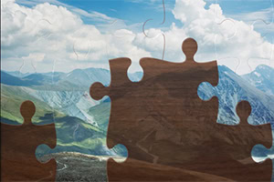 Dağ manzarasıyla birleşen büyük ahşap yapboz parçaları