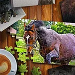 Görsel, ahşap bir masa üzerinde tamamlanmış bir at puzzleını ve yanında bir fincan kahveyi göstermektedir