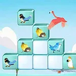 Küçük kuş resimleriyle süslenmiş mavi küplerden oluşan bir piramidin önünde uçan pembe flamingo