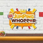 Beyaz bir duvarda renkli dikdörtgenlerle çevrili Jumping Whopper yazısı ve ön planda bir Whopper burger