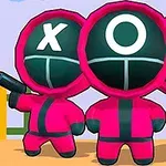 Pembe tulum ve siyah kask giymiş, üzerlerinde X, O ve X sembolleri bulunan üç karakter