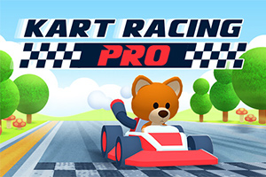 Kırmızı bir karting arabasında sevimli bir ayı, yarış pistinde ilerliyor ve arka planda ağaçlar var