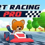 Kırmızı bir karting arabasında sevimli bir ayı, yarış pistinde ilerliyor ve arka planda ağaçlar var