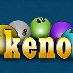 Altın renginde keno yazısı ve arka planda numaralı renkli toplar