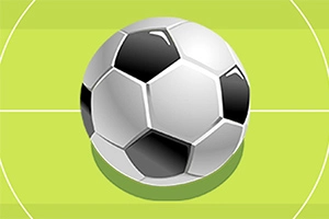 Yeşil zeminde siyah-beyaz klasik futbol topu