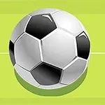 Yeşil zeminde siyah-beyaz klasik futbol topu