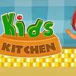 Kırmızı saçlı, çizgili tişörtlü ve mavi şortlu bir çocuk, Kids Kitchen yazısının yanında duruyor