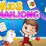 Zemininde ahşap bir döşeme olan renkli bir oyun alanında, karton karakterler, oyuncaklar ve büyük yazılarla çevrili bir çocuk