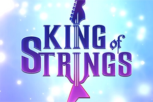Mavi ve mor tonlarında, gitar şeklinde bir grafikle tasarlanmış King of Strings yazısı
