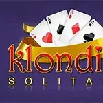 Kupa, maça, karo ve sinek kartlarının önünde Klondike Solitaire yazısı