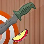Yeşil saplı bir bıçağın, bir tahta hedefin üzerinde duran iki elma parçasını kestiği an