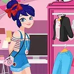 Koyu mavi saçlı, kırmızı kurdeleli bir kız, pembe ağırlıklı bir odadaki kıyafet dolabına bakıyor