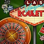 Yeşil bir zemin üzerinde bulunan rulet çarkı, bahis masası ve çeşitli renklerde poker fişleri
