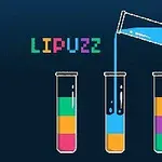 Üç renkli sıvılarla dolu test tüpünün birinden diğerine sıvı dökülüyor, arka plan koyu renk