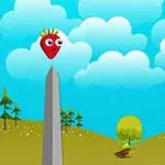 Gökyüzünde bulutların olduğu, tepe şeklinde bir zeminde sivri bir taş üzerinde duran gülümseyen kırmızı bir meyve